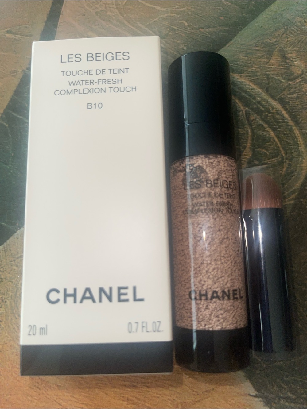 CHANEL Les Beiges Water-Fresh Complexion Touch B10 - new